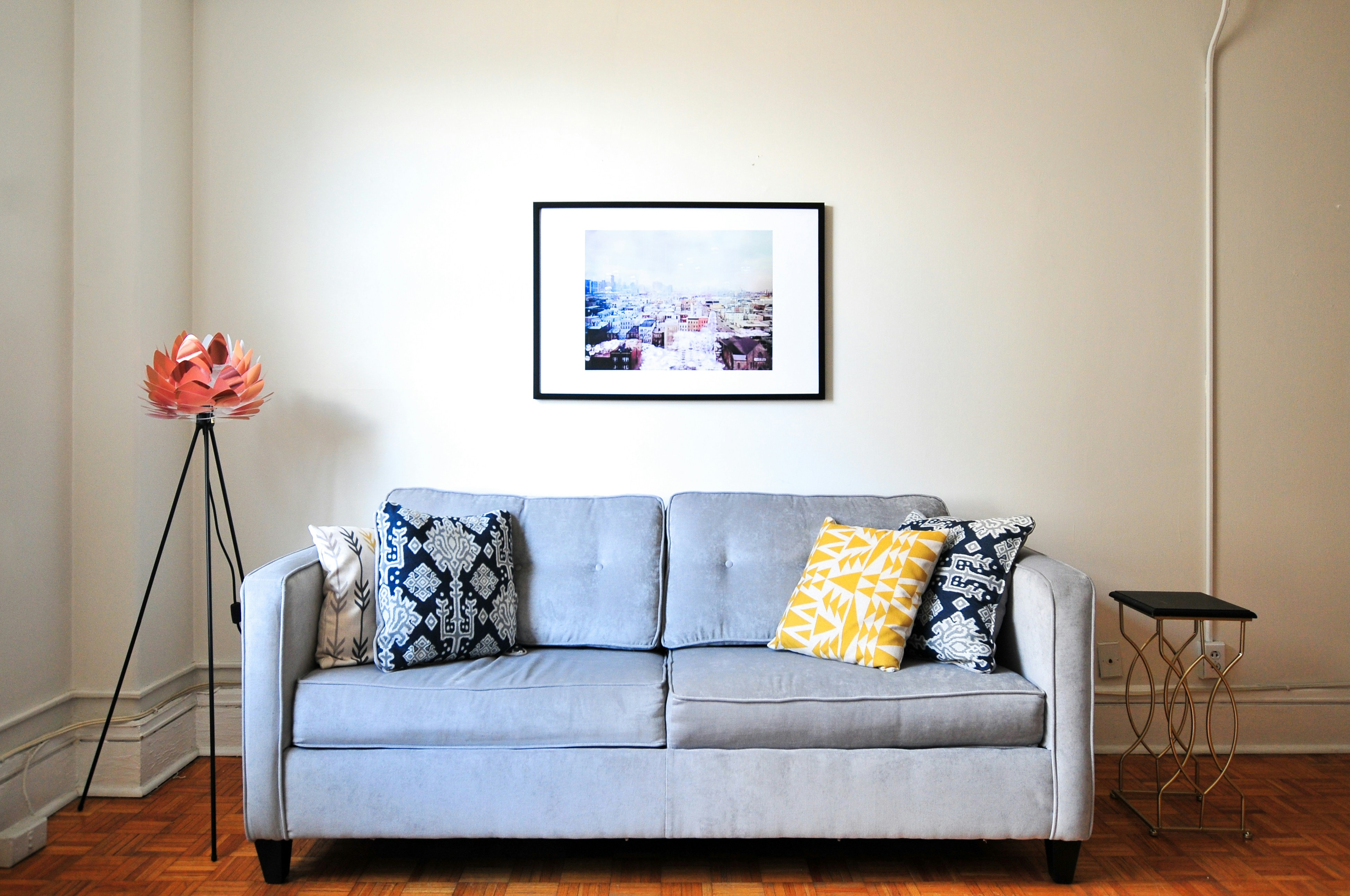 Quarto de hotel vazio antes do home staging virtual